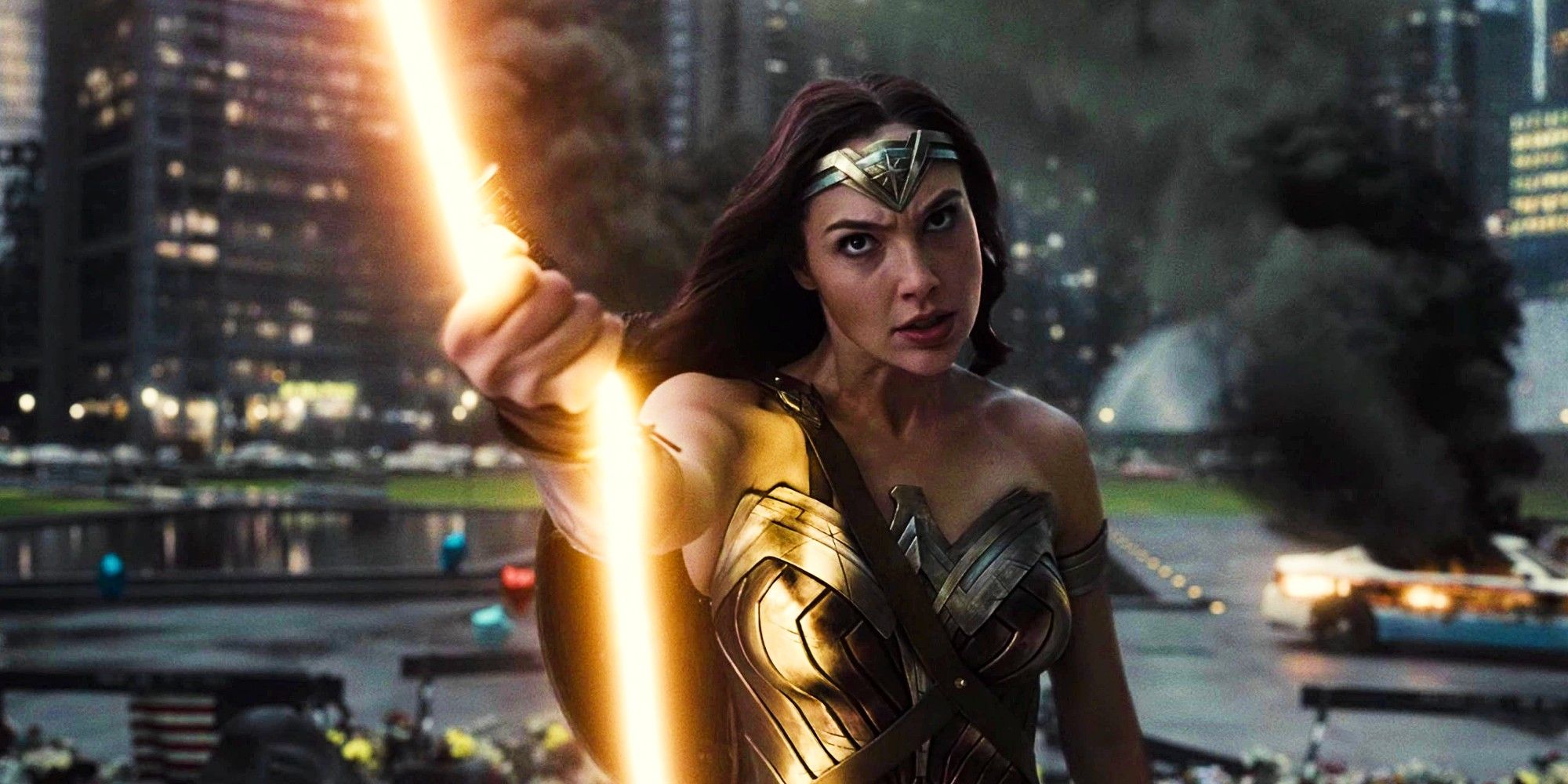 Gal Gadot como Wonder Woman sosteniendo el lazo de la verdad en la Liga de la Justicia de Zack Snyder