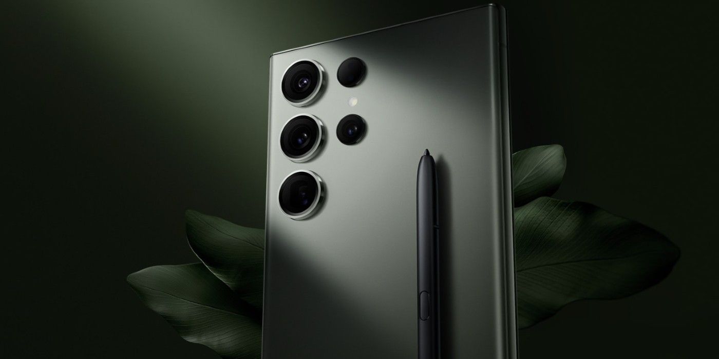 A photo of the Galaxy S23 Ultra in green and its S Pen