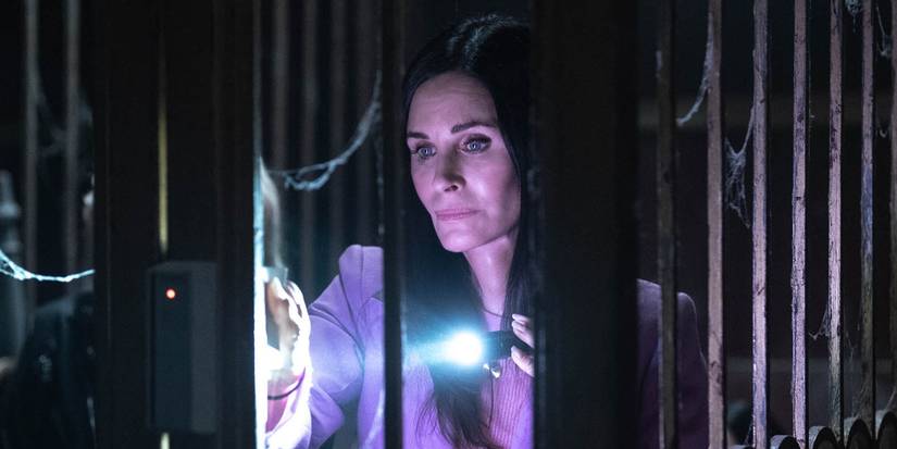 Gale holding a flashlight in Scream VI