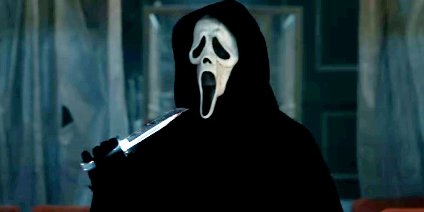 Ghostface sosteniendo un cuchillo en Scream 6