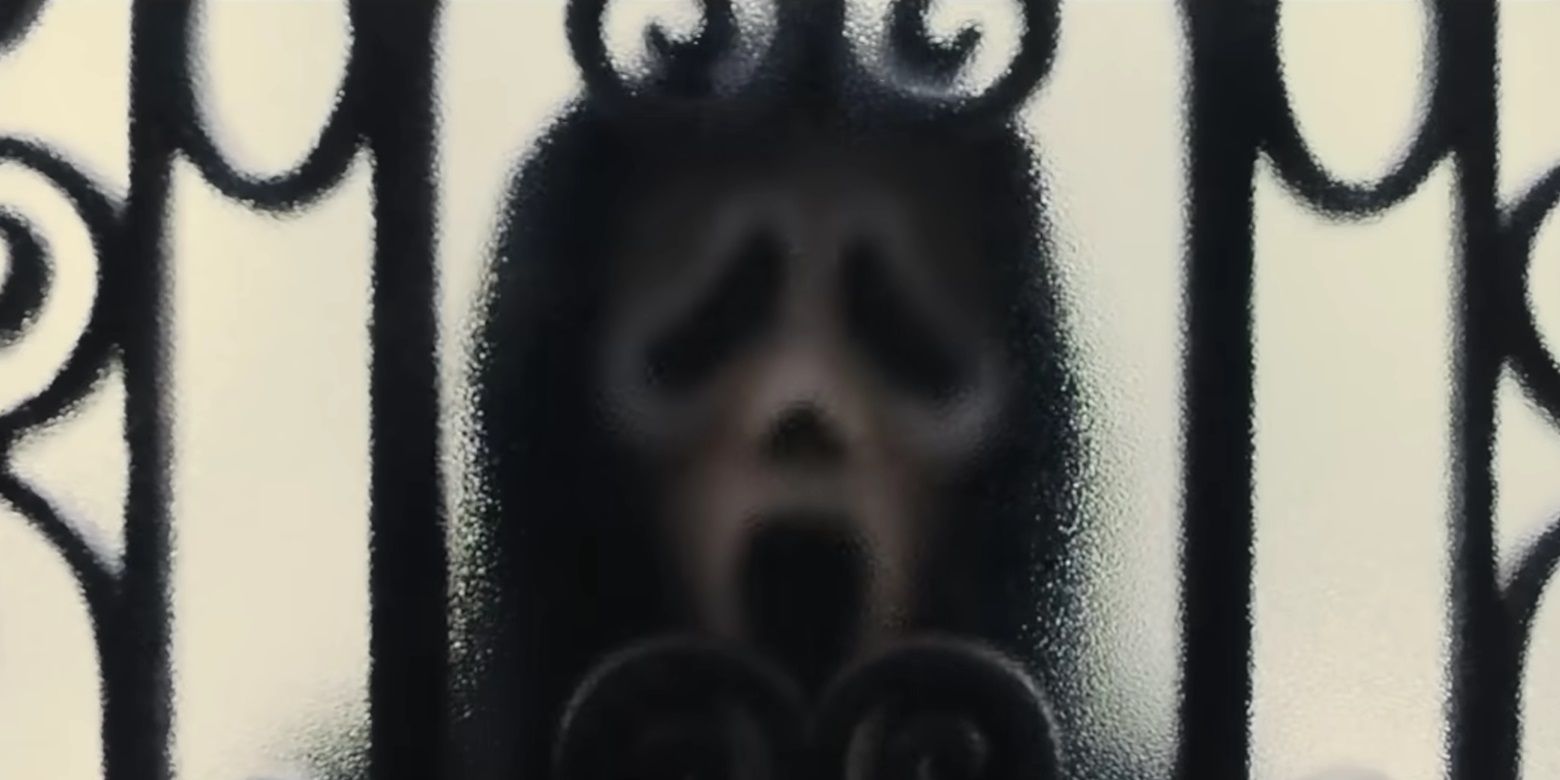 Ghostface en una ventana en Scream VI