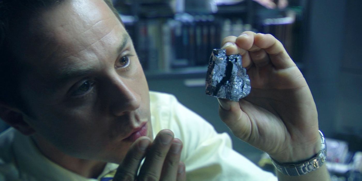 Giovanni Ribisi as Parker Selfridge looking at unobtanium in Avatar.