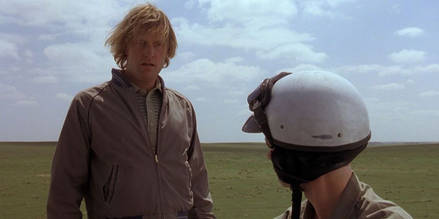 Harry (Jeff Daniels) angrily talking to Lloyd (Jim Carrey) in Dumb & Dumber.