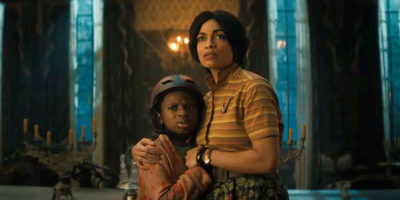 Rosario Dawson and Chase Dillion looking scared in in Haunted Mansion.