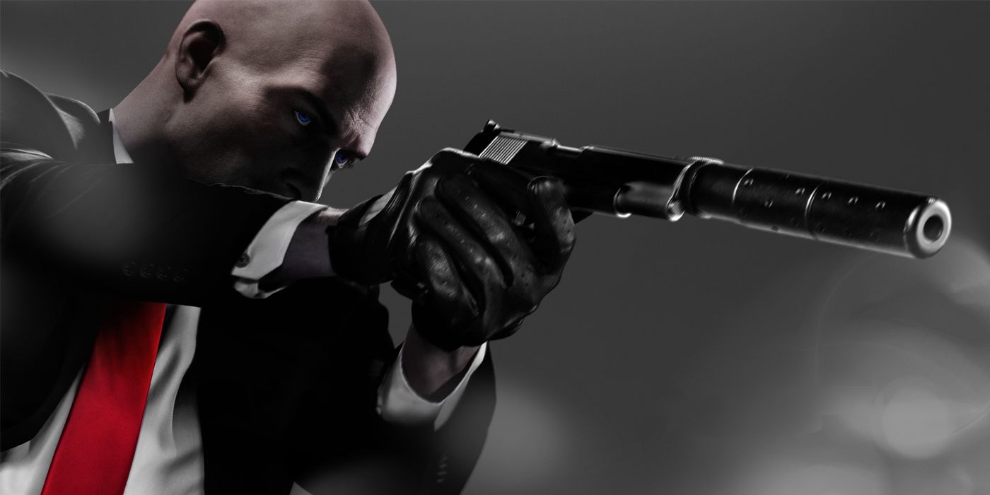 El agente 47 apunta su pistola Silverballer silenciada fuera de la pantalla en el arte promocional de Hitman 2 Gold Edition