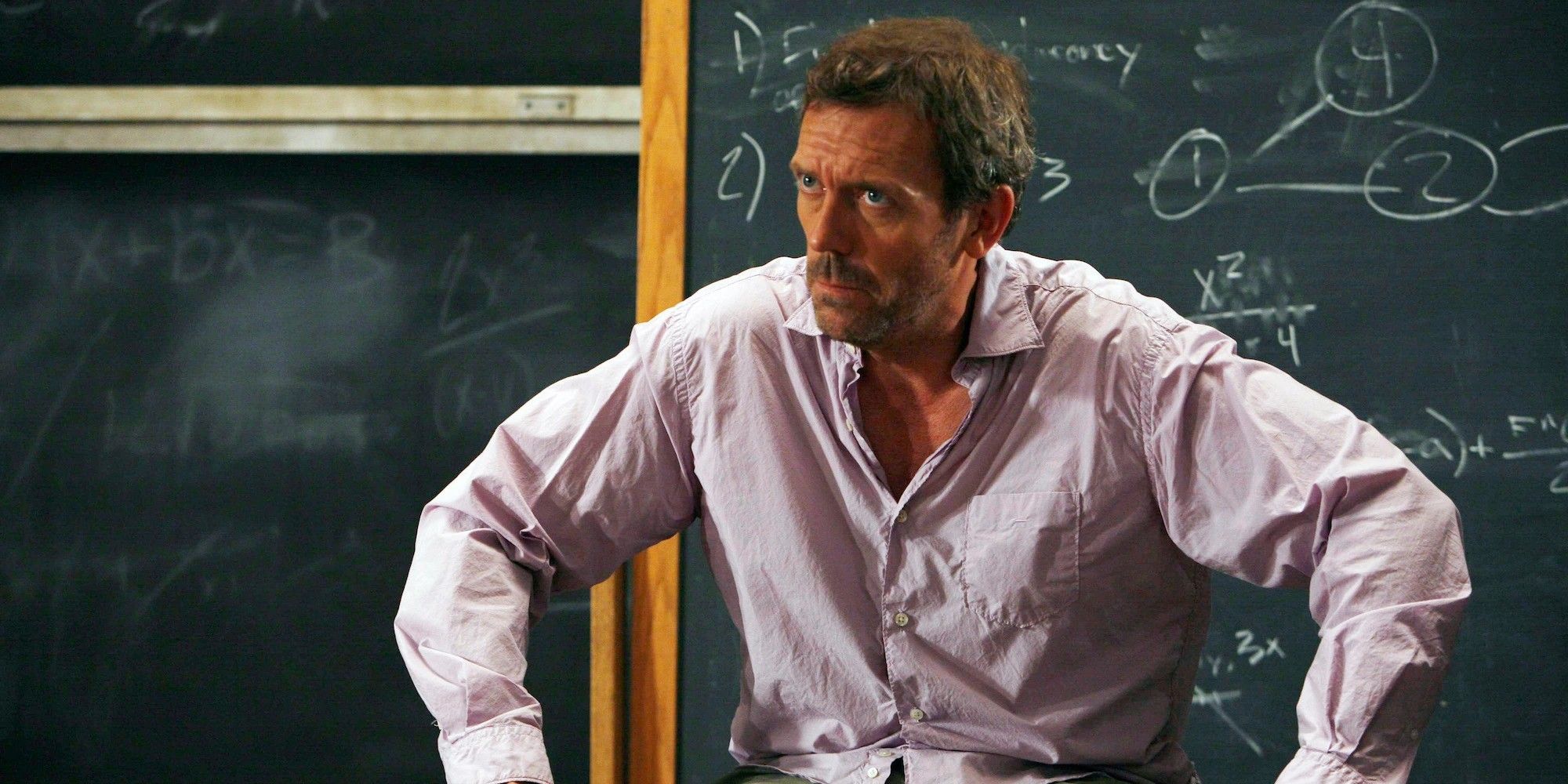 House Sentado em frente a uma diretoria em House, MD