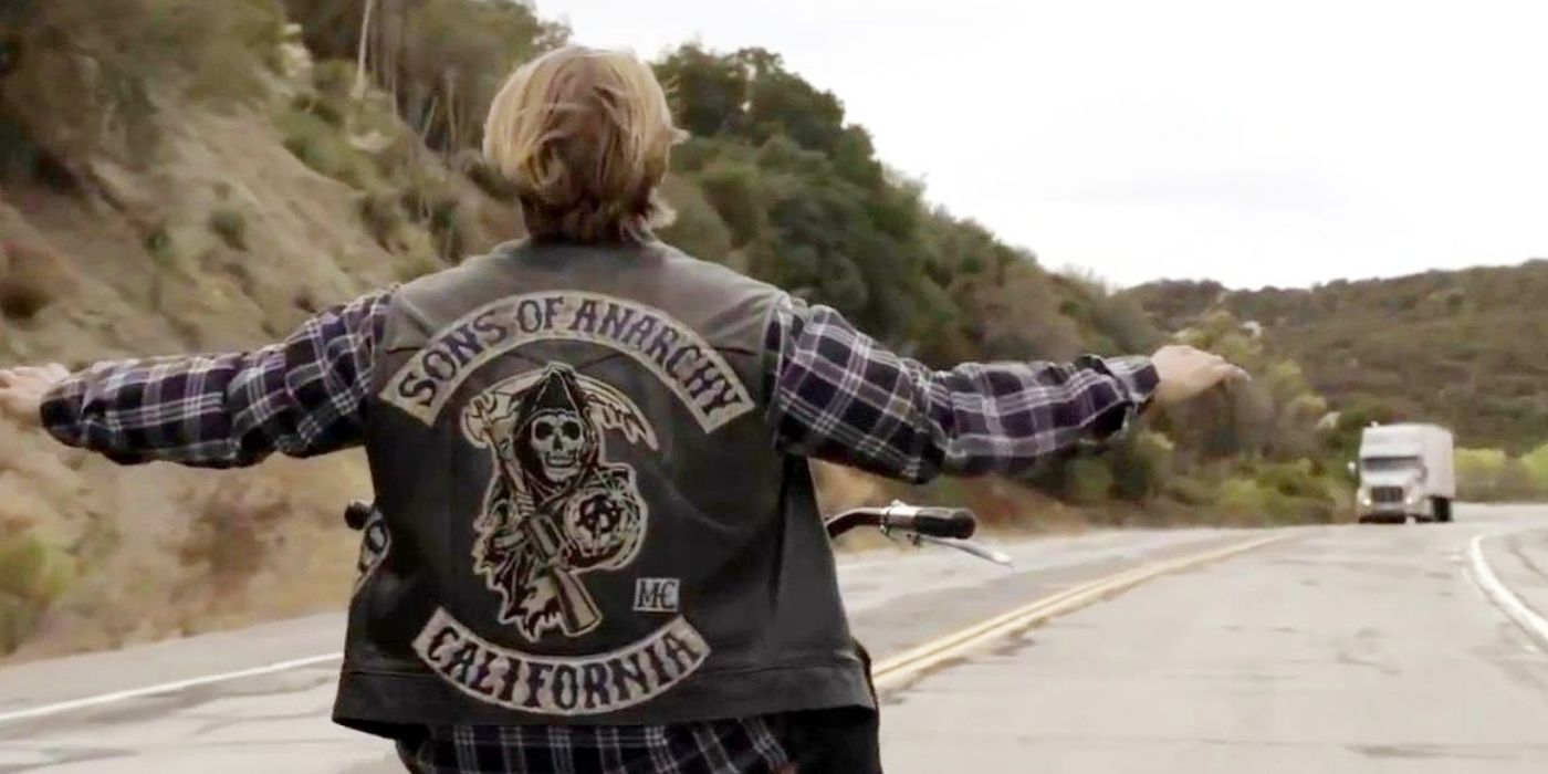 Jax (Charlie Hunnam) riding his bike in line with a trailer in Sons of Anarchy