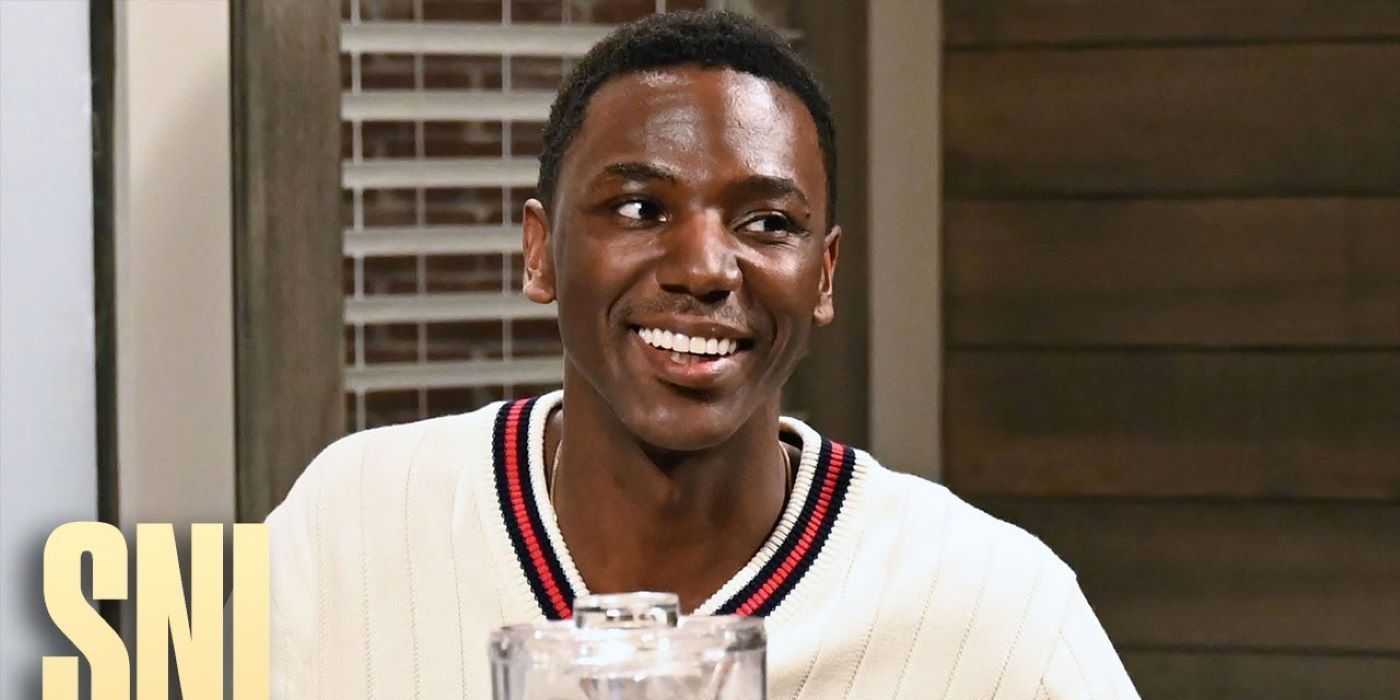 Jerrod Carmichael souriant sur SNL.