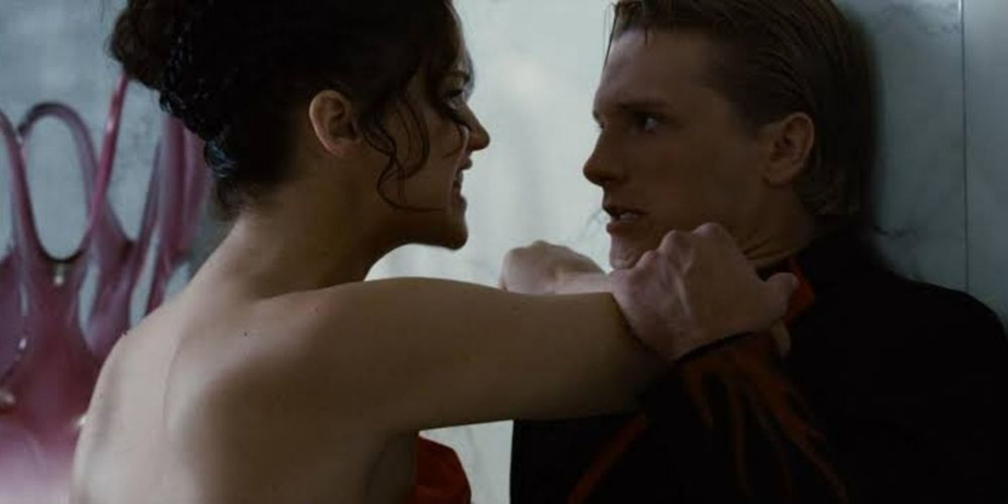 Katniss attacks Peeta in The Hunger Games