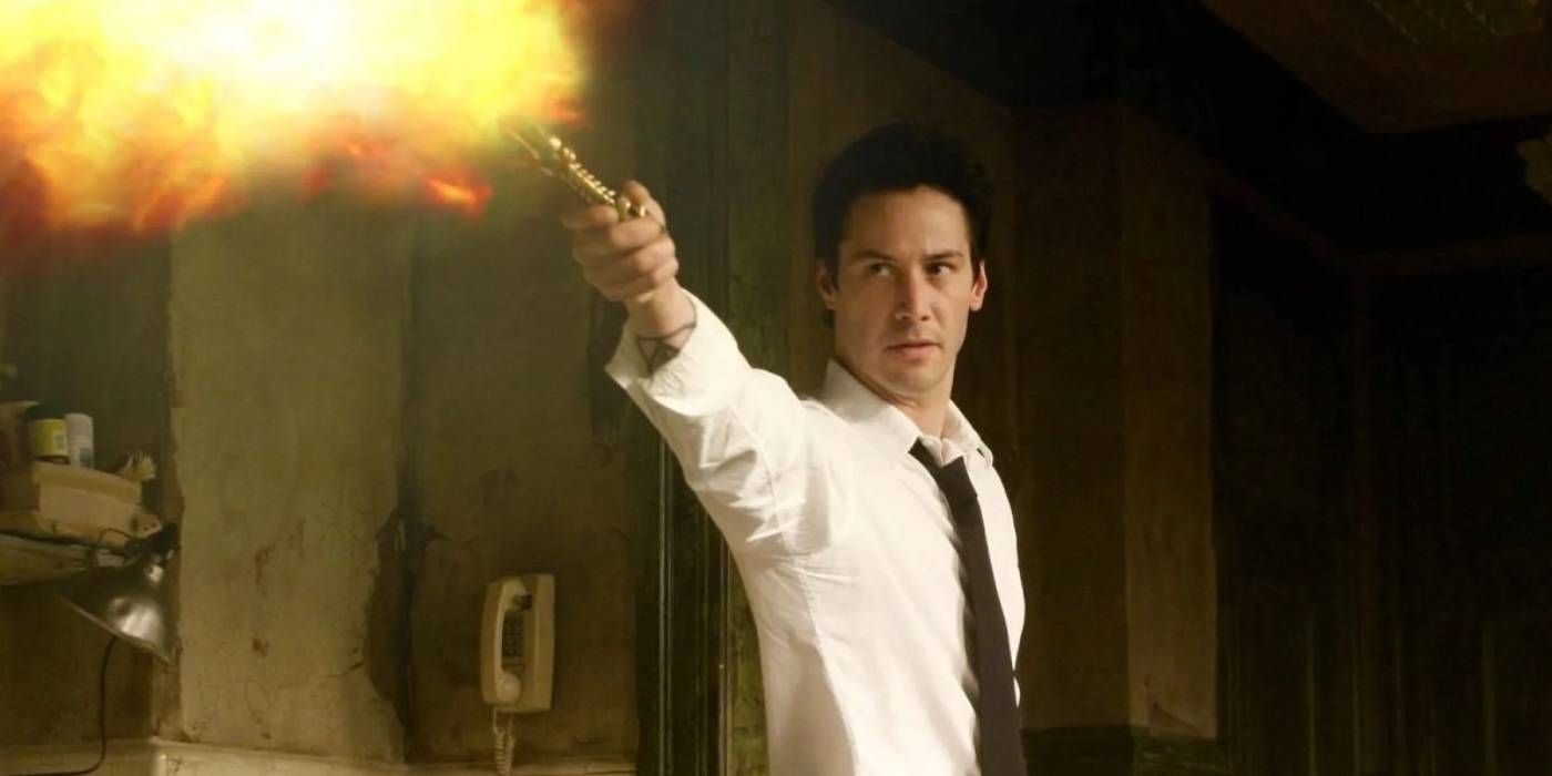 Keanu Reeves acendendo fogo com um artefato em Constantine.