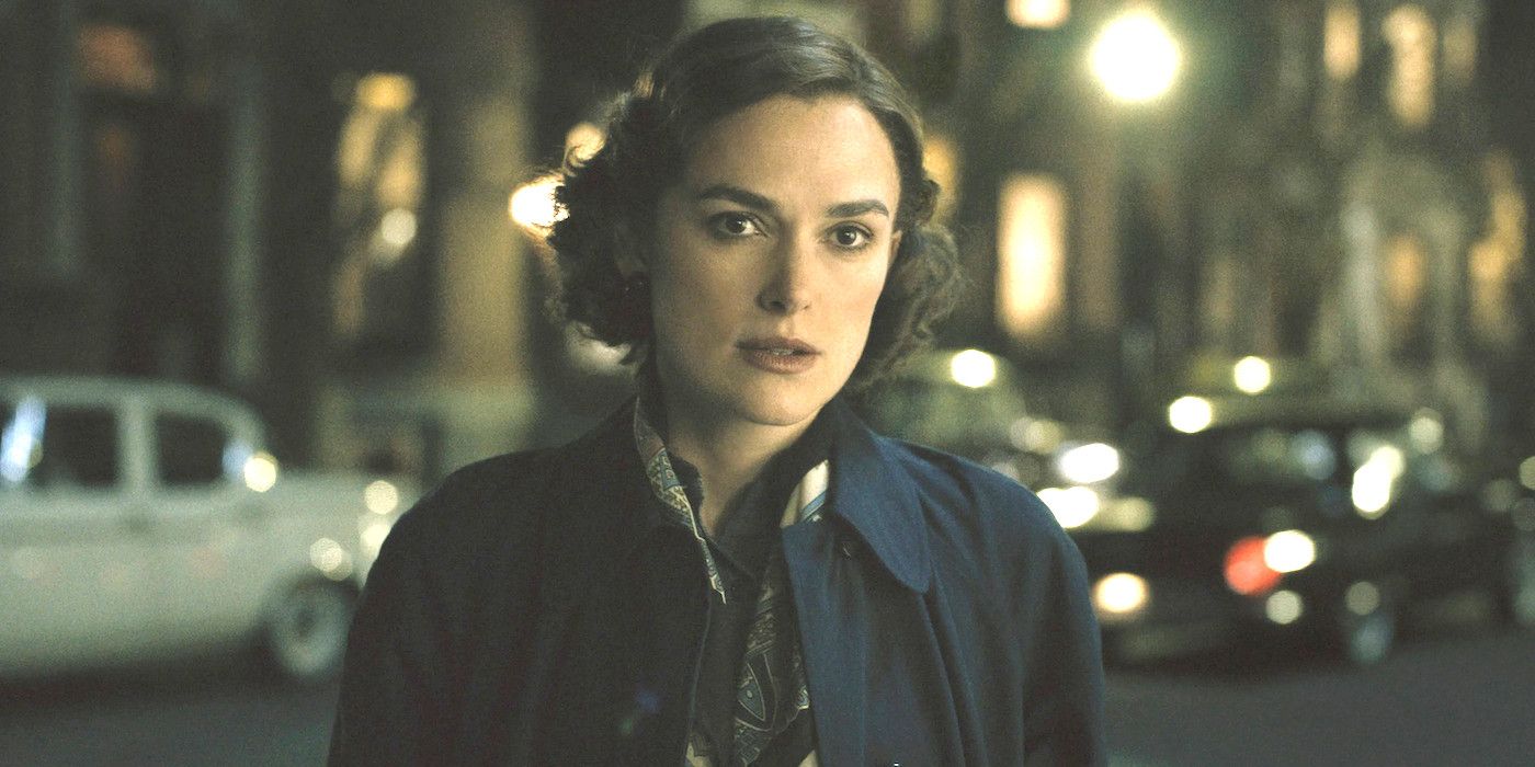 Keira Knightley in Boston Strangler with 1960s period clothes and hairstyle looking very intense in a street scene