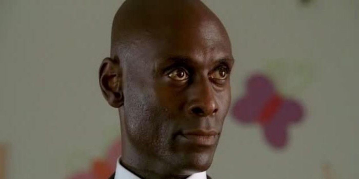 Lance Reddick como Matthew Abaddon parece sério em Lost