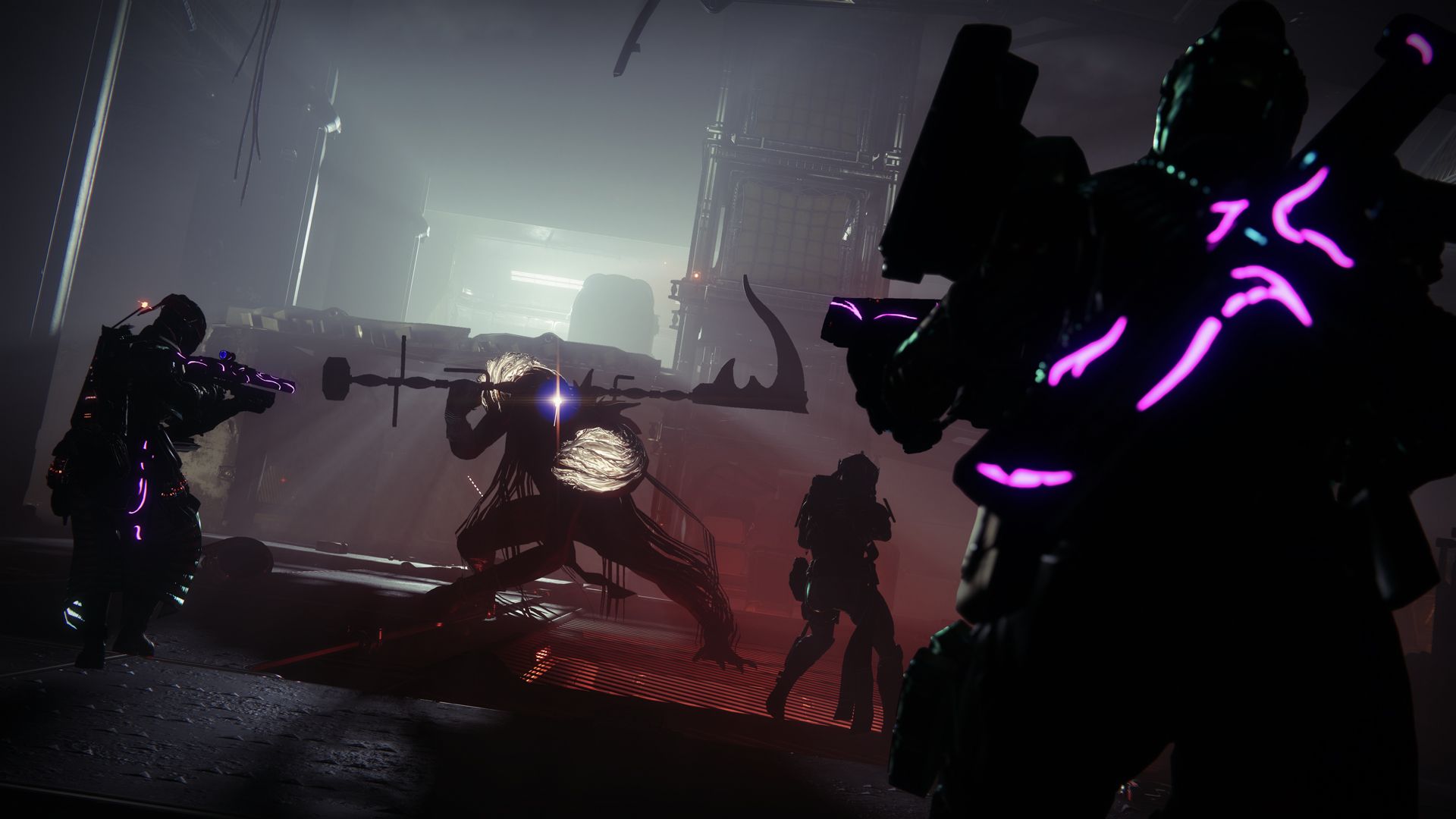 Fireteam of Guardians dalam baju besi Neomuna menghadapi Tormentor di ruangan gelap di Destiny 2: Lightfall.