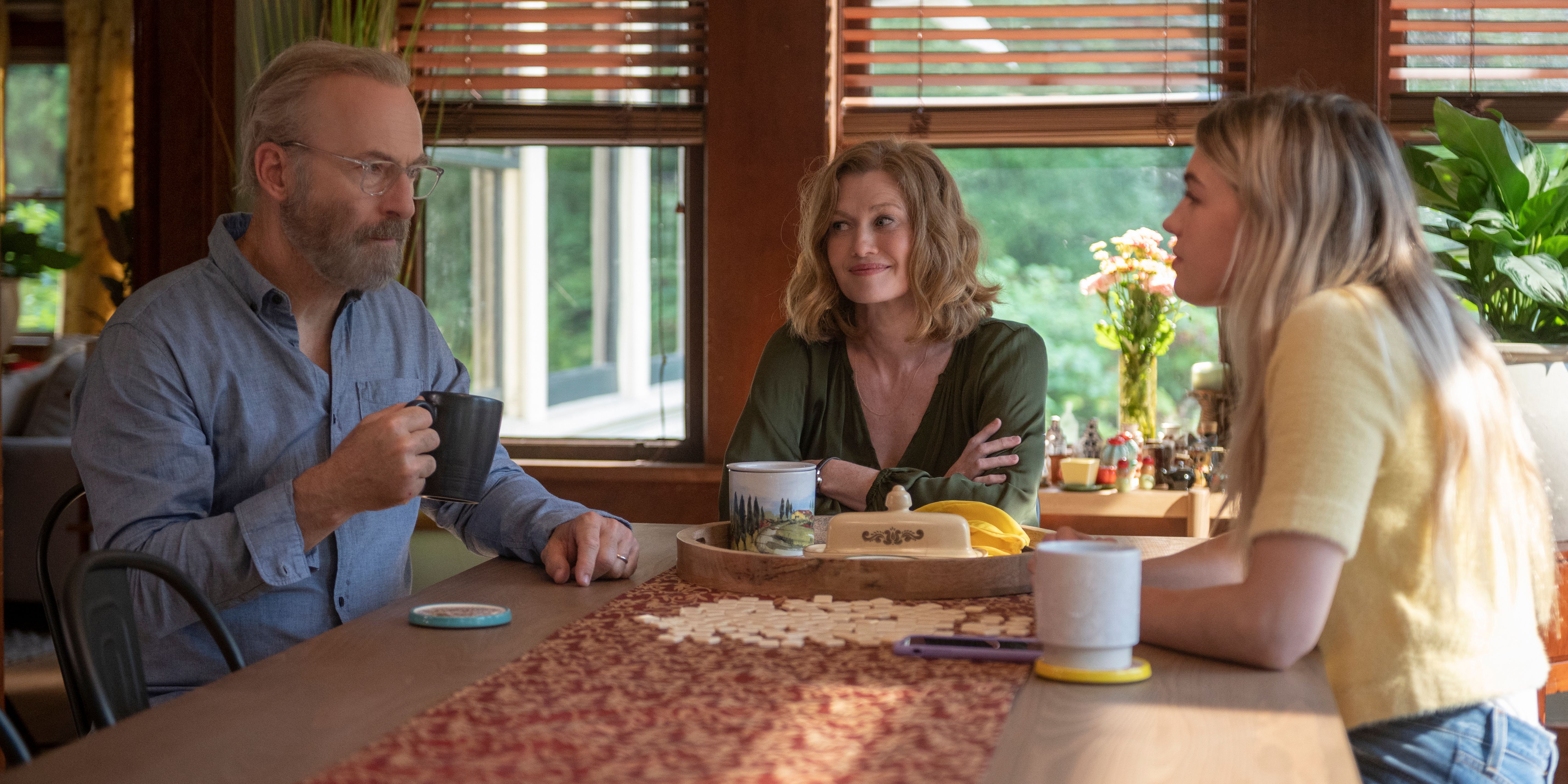 Hank, Lily y su hija se sientan alrededor de la mesa del desayuno en Lucky Hank