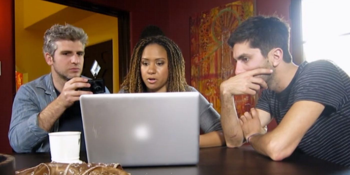 Max New and Tracie looking at the computer on Catfish