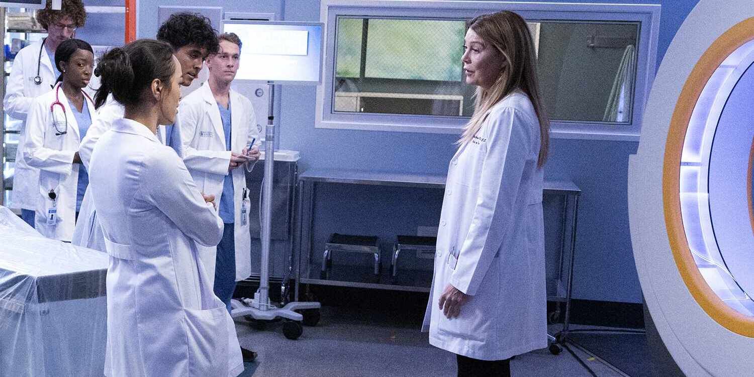 Ellen Pompeo As Meredith Grey With The Season 19 Grey&rsquo;s Anatomy Interns.jpg