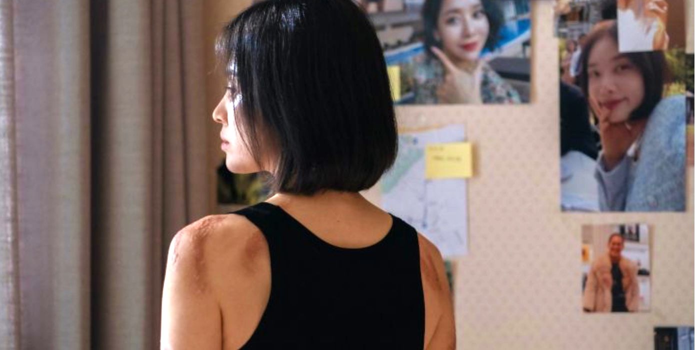 Moon Dong-eun showing her scars in The Glory