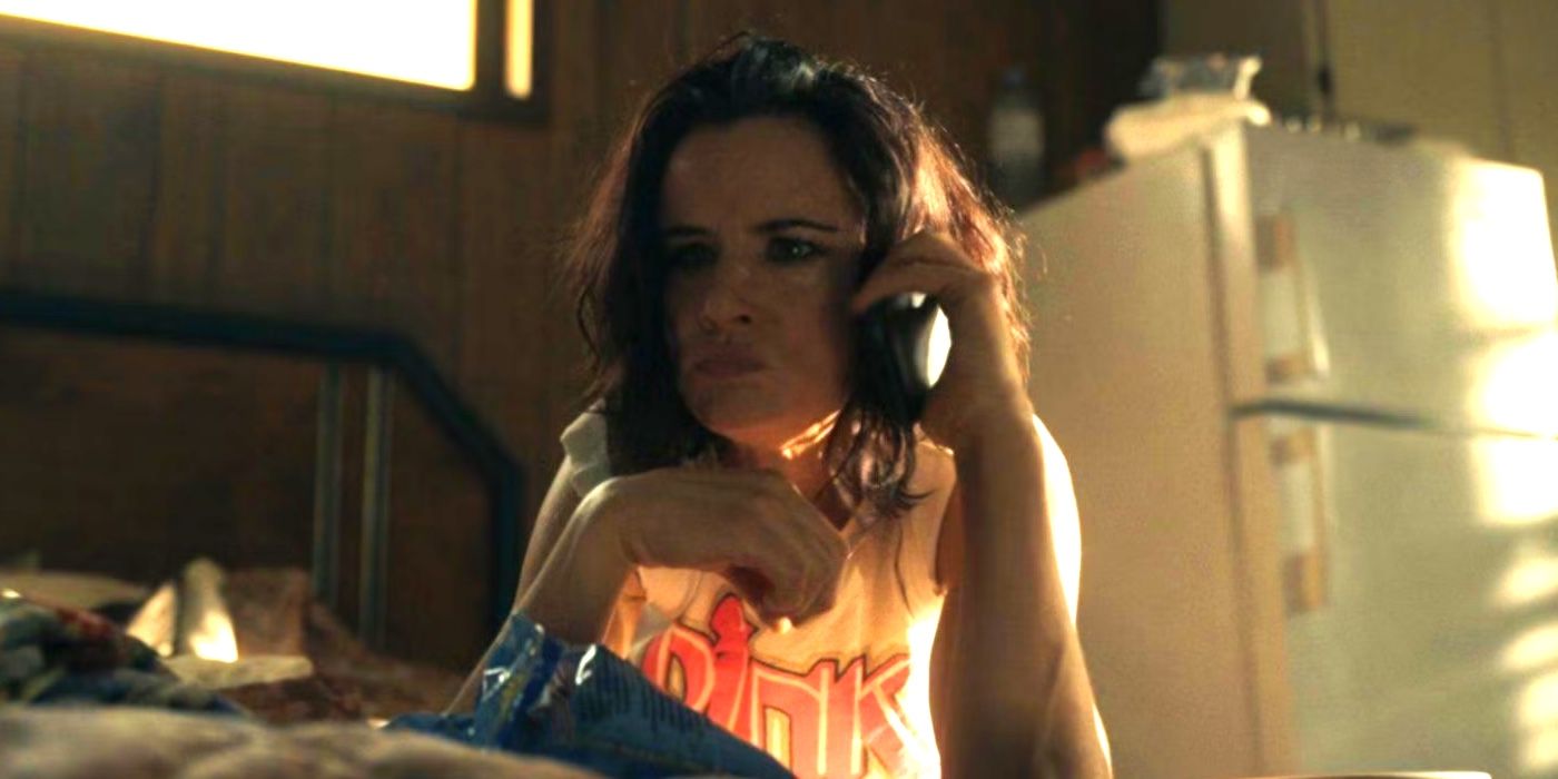 Natalie ao telefone em Yellowjackets
