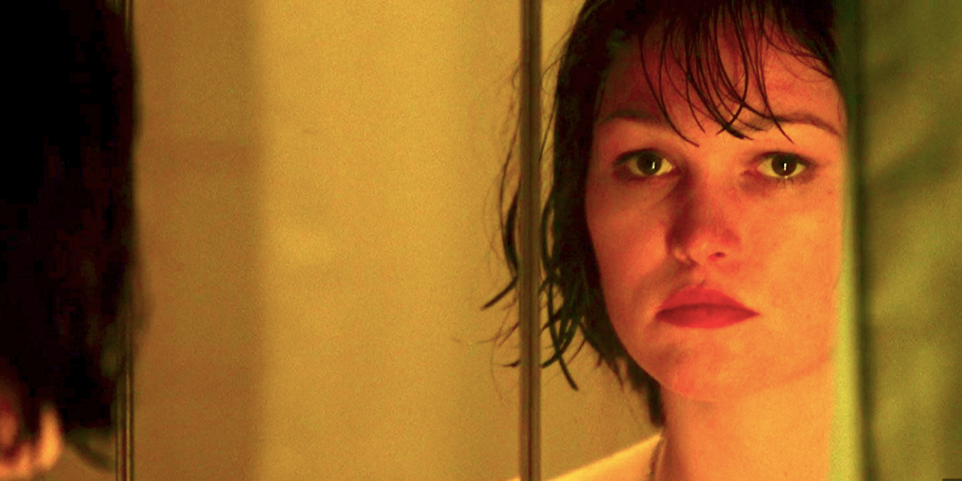 Julia Stiles' Nicky stares in the mirror in The Bourne Ultimatum