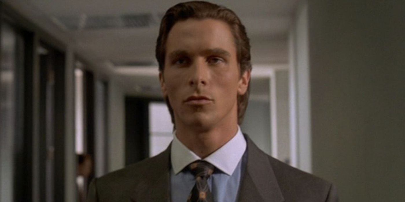 Patrick Bateman (Christian Bale) andando pelos corredores de seu escritório perdido em pensamentos em Psicopata Americano.