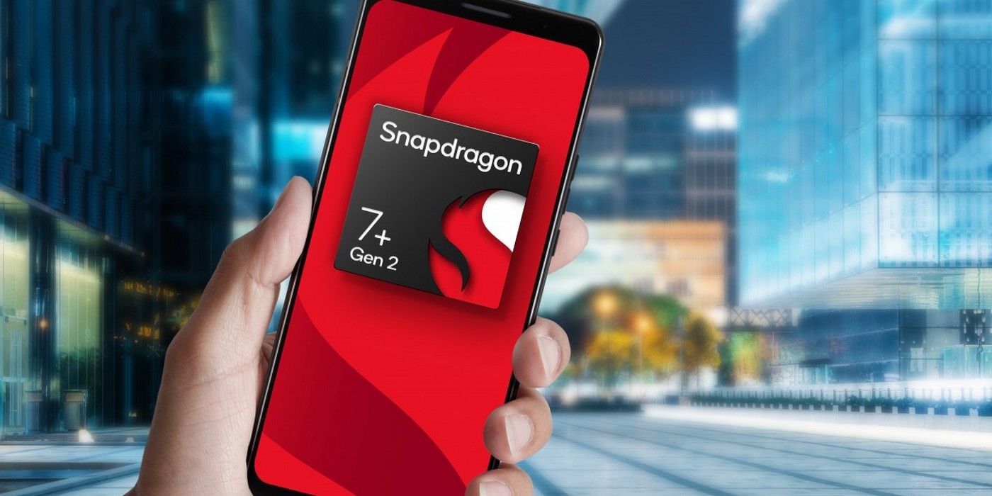 Snapdragon 7+ Gen 2 written on a smartphone in a person's hand