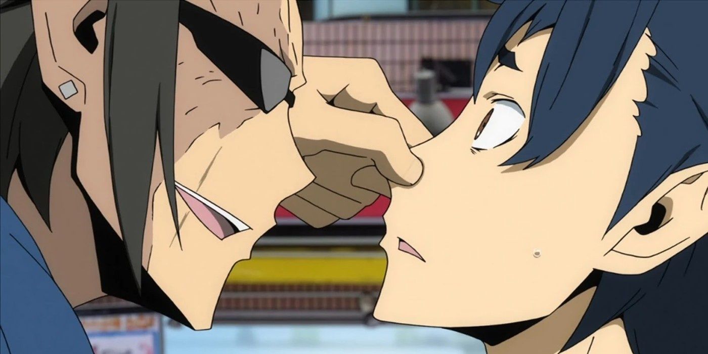 ¡Ran Izumii agarrando la cara de un sorprendido Aoba Kuronuma en Durarara!