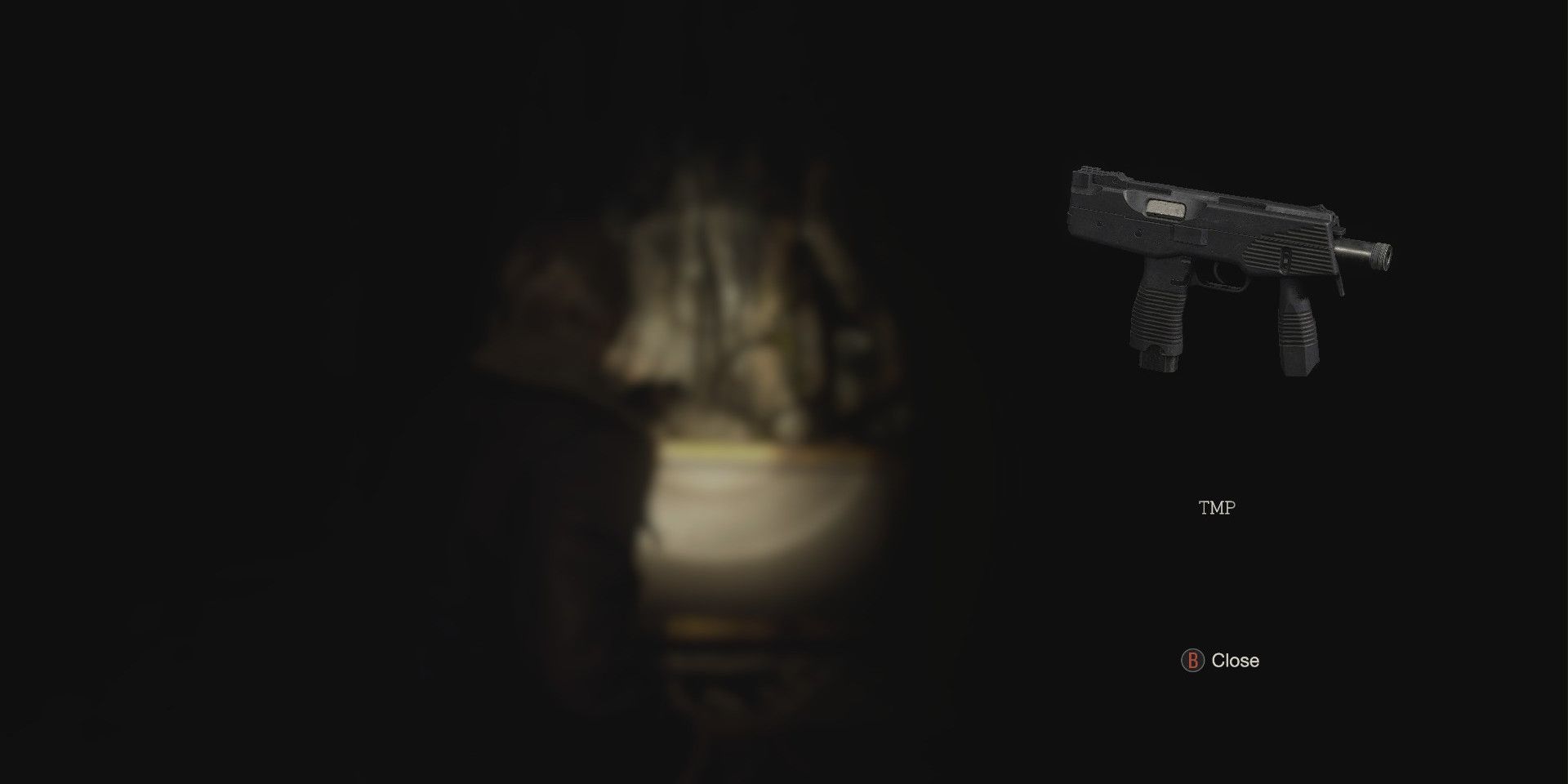Una notificación para recoger el TMP en la demostración de Resident Evil 4 Chainsaw.  Leon parado frente a un cofre abierto está oscurecido y borroso.