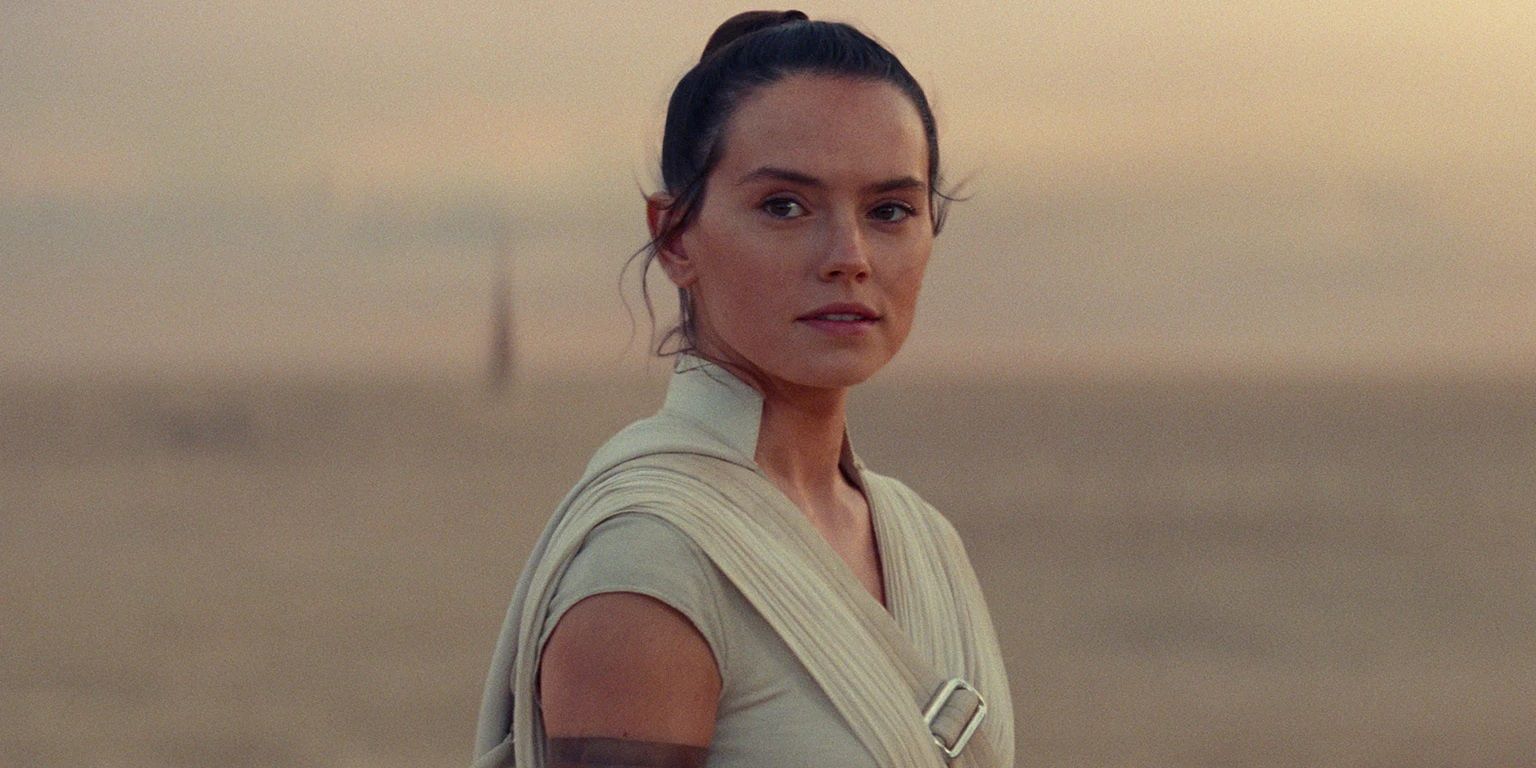 Rey on Tatooine looking off-screen in The Rise of Skywalker