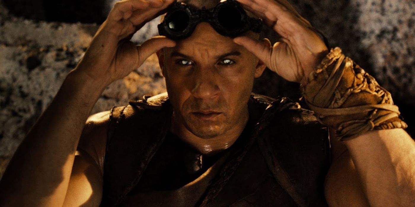 Riddick met ses lunettes dans Riddick 2013