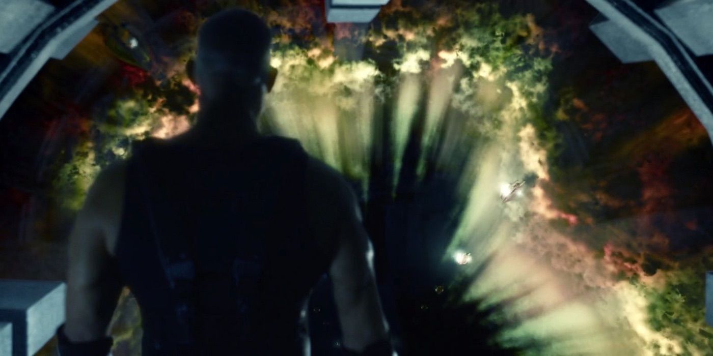 Riddick regarde dans l'espace dans la fin alternative de Riddick.