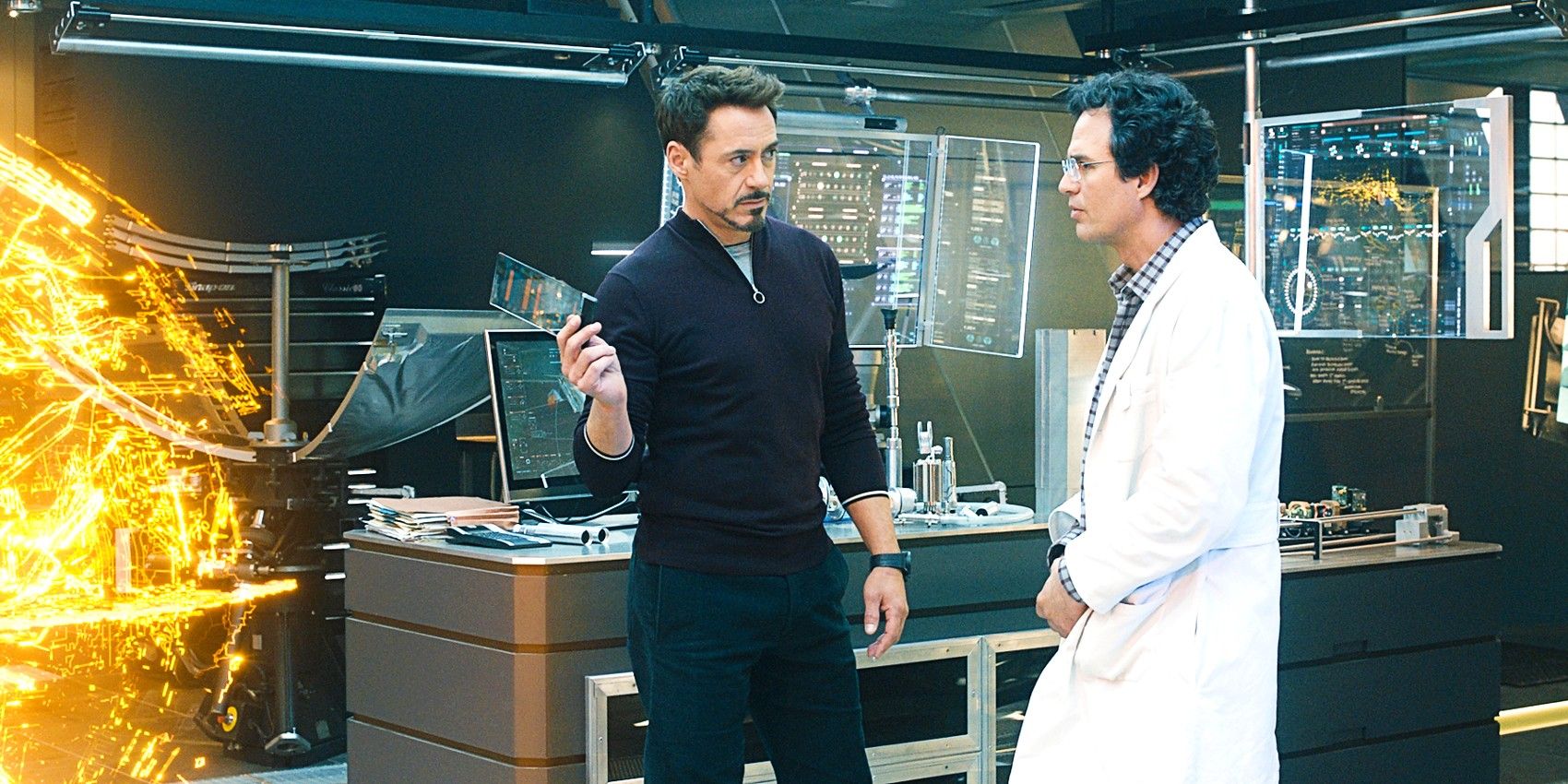 Robert Downey Jr nei panni di Tony Stark e Mark Ruffalo nei panni di Bruce Banner nel laboratorio di scienze in Avengers Age of Ultron
