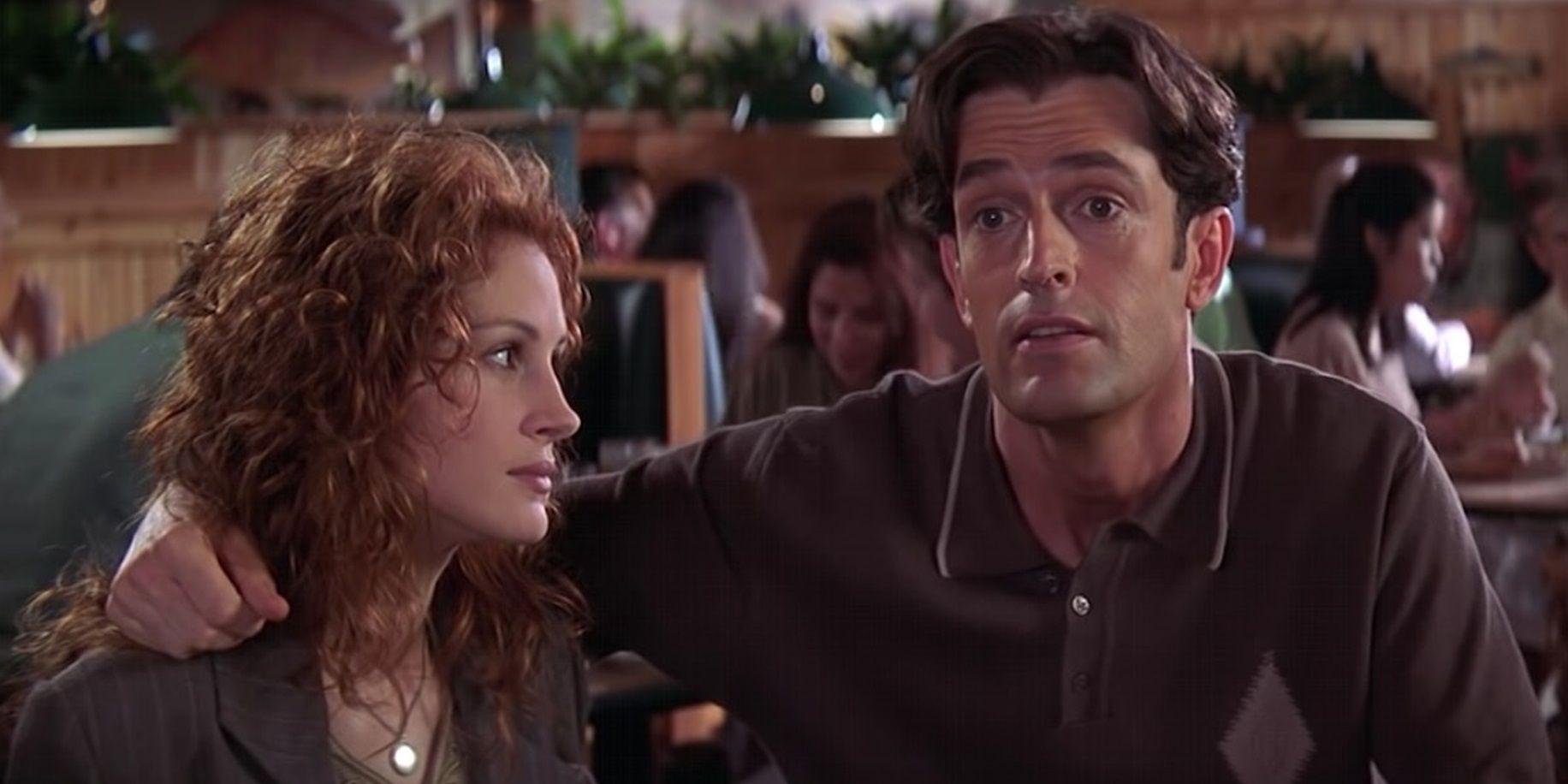 Rupert Everett in a restaurant with Julia Roberts in My Best Friend's Wedding