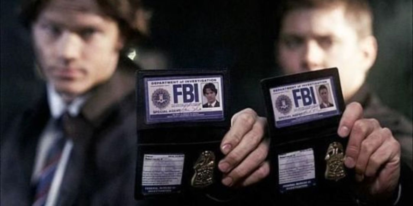 Sam y Dean mostrando identificaciones falsas en Supernatural