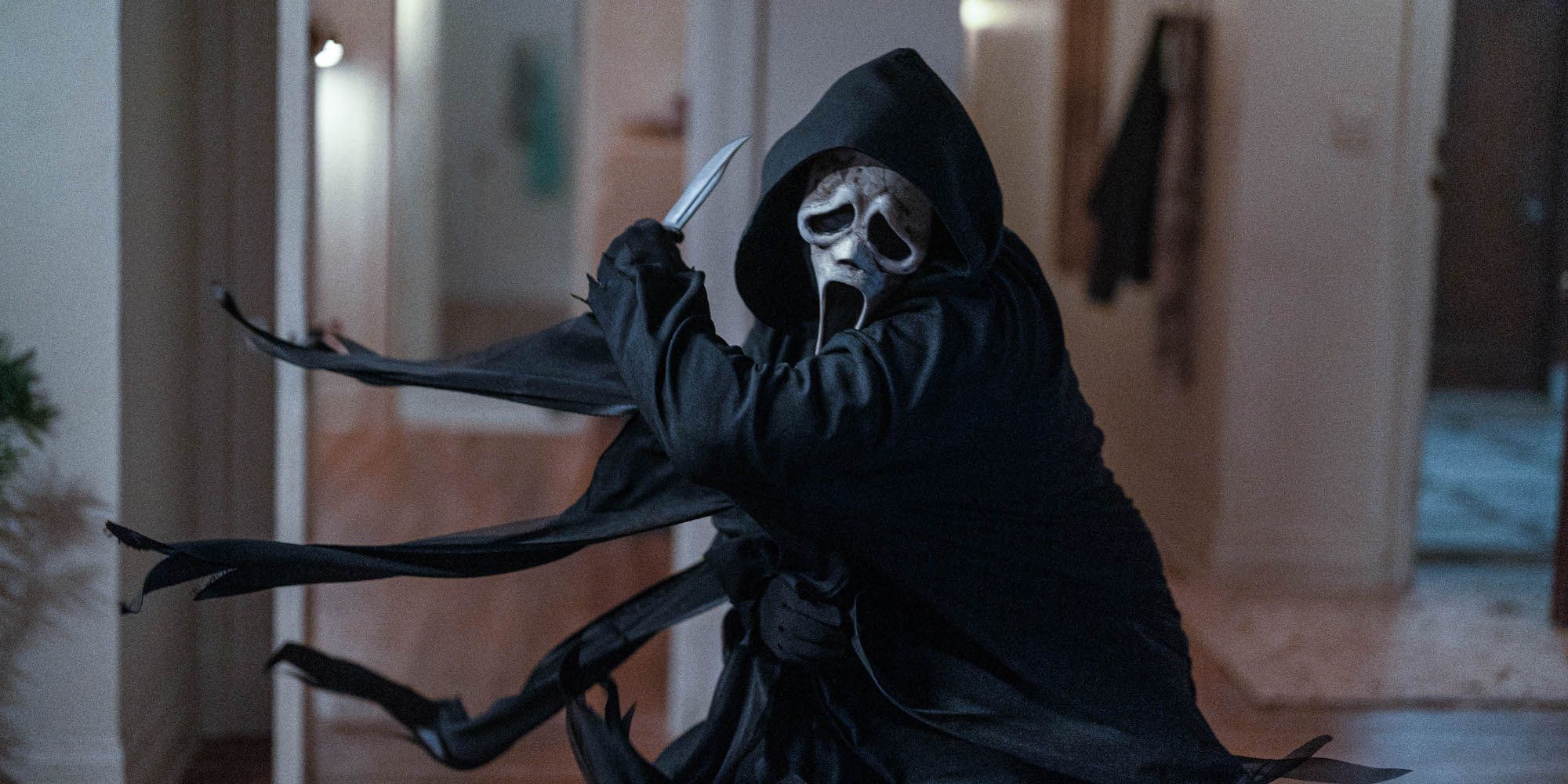 Ghostface en mode attaque avec son couteau en position dans Scream 6