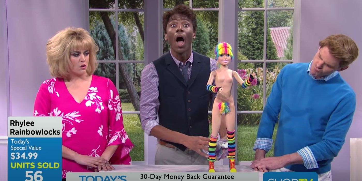 Cecily Strong, Jerrod Carmichael et Mikey Day présentent une poupée de couleur arc-en-ciel sur SNL.