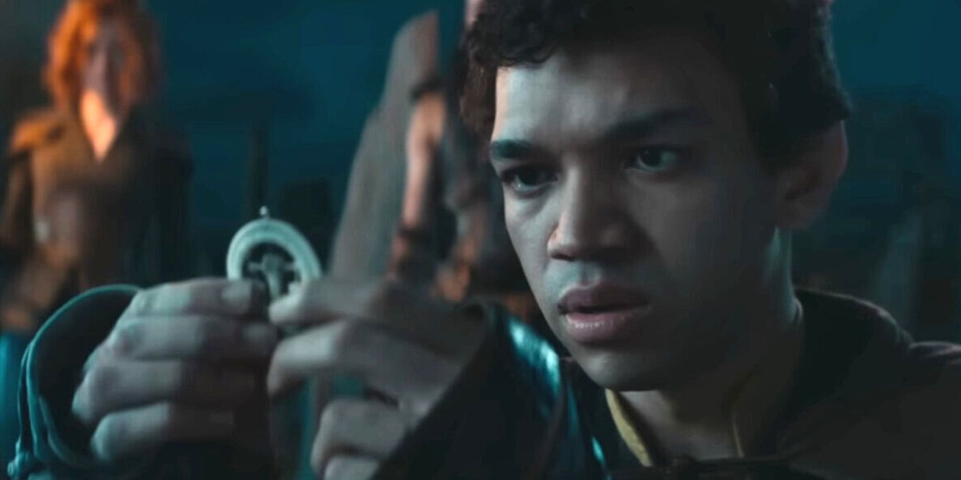 Simon (Justice Smith) scrutinizing an amulet in Dungeons and Dragons: Honor Among Thieves