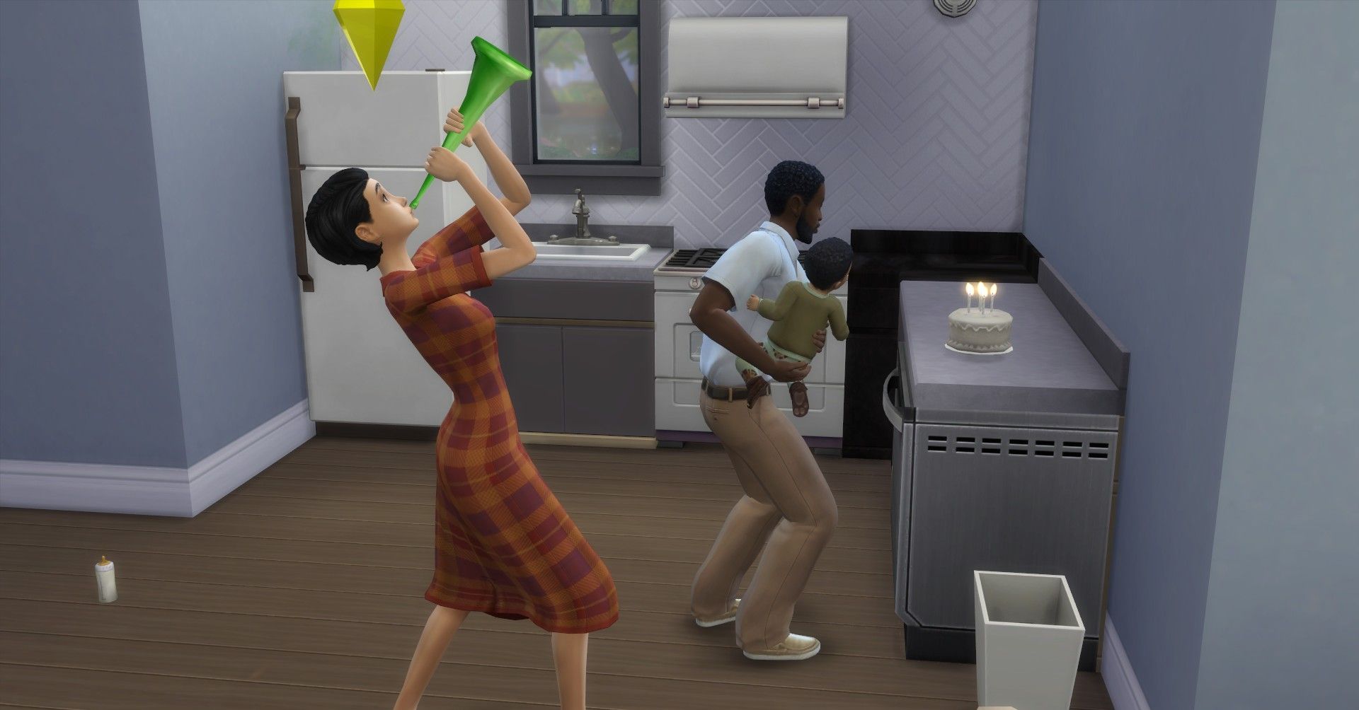 Sims 4 celebración de cumpleaños para un bebé, el padre sostiene al hijo para apagar las velas y la esposa toca un cuerno de celebración.