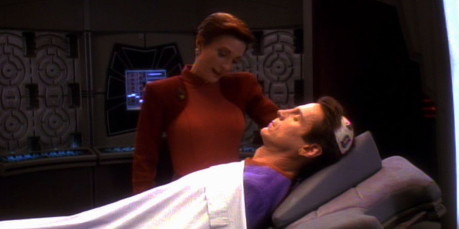 Kira ao lado da cama de Vedek Bareil em Star Trek: Deep Space Nine