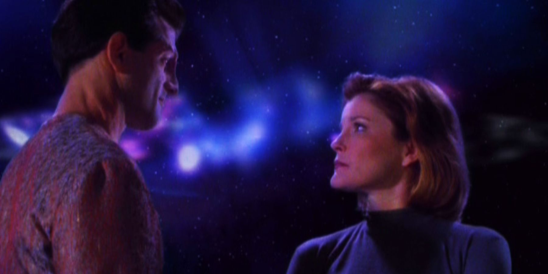 Kashyk e Janeway se avaliam na 5ª temporada da Voyager, episódio 10.