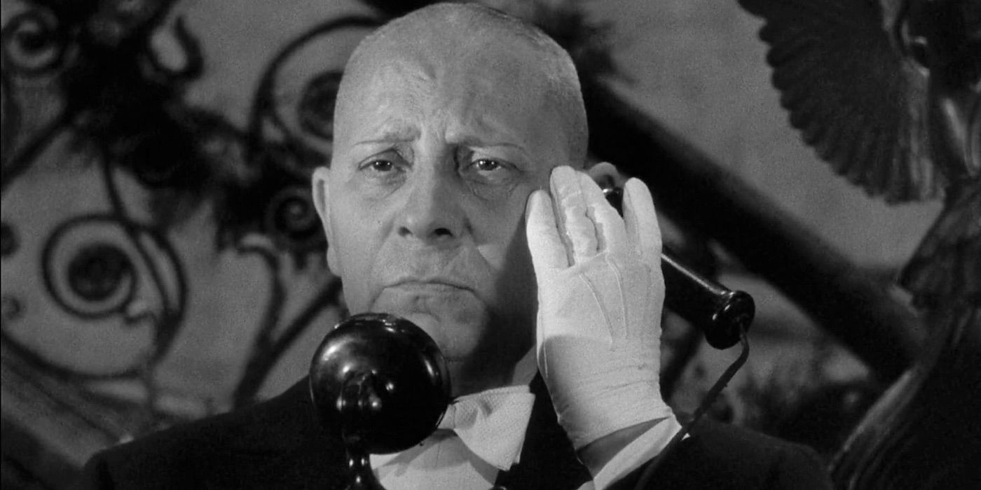 Max answers the phone in Sunset Boulevard 