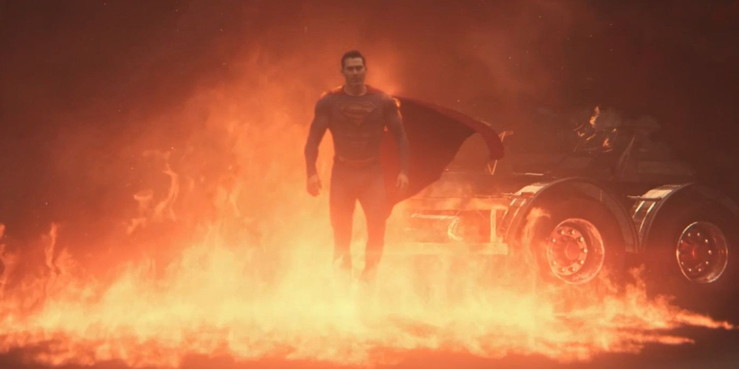 Superman sale de un camión cisterna que explota en la temporada 3 de Superman y Lois