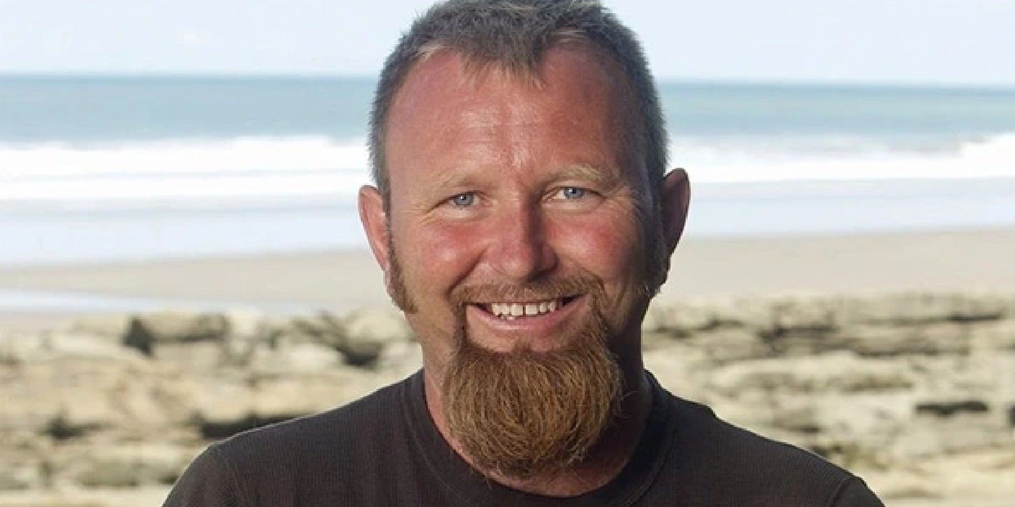 Survivant Ralph Kiser sur la plage smling