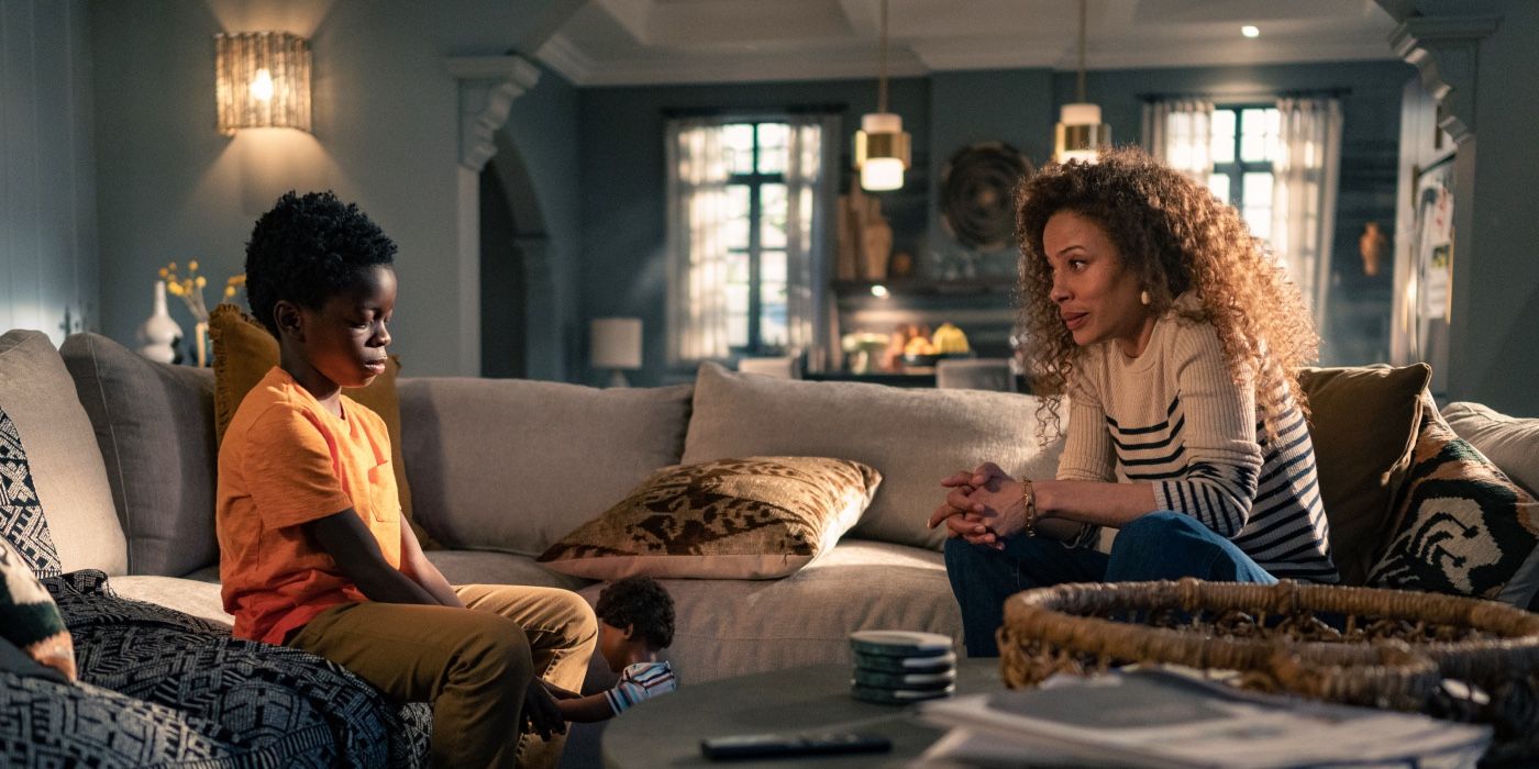 Taissa (Tawny Cypress) sentada no sofá em frente a Sammy (Aiden Stoxx) no episódio 2 da 2ª temporada de Yellowjackets.