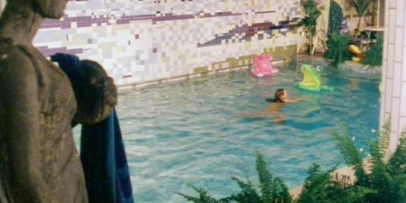 Una mujer nada en una piscina en Doctor Who