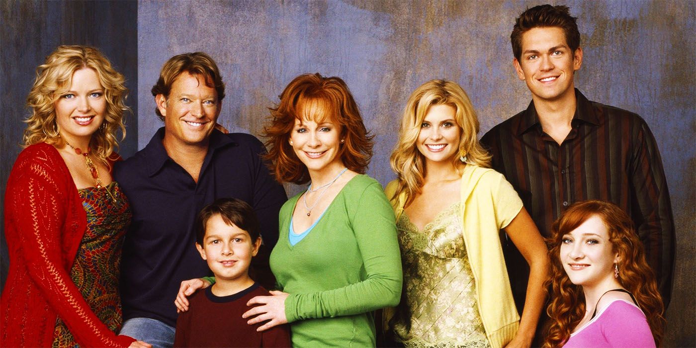 The cast of Reba smiling together in a promo photo