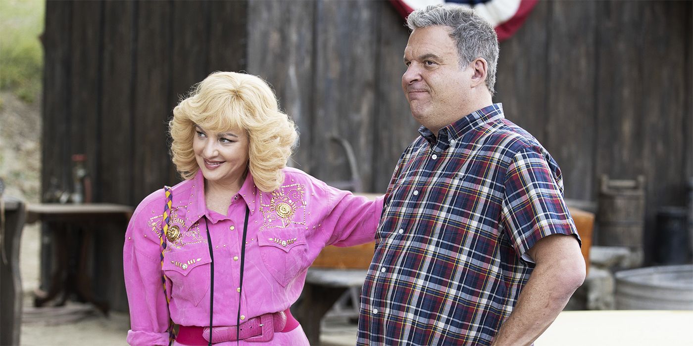 Jeff Garlin and Wendi McLendon-Covey standing together on The Goldbergs