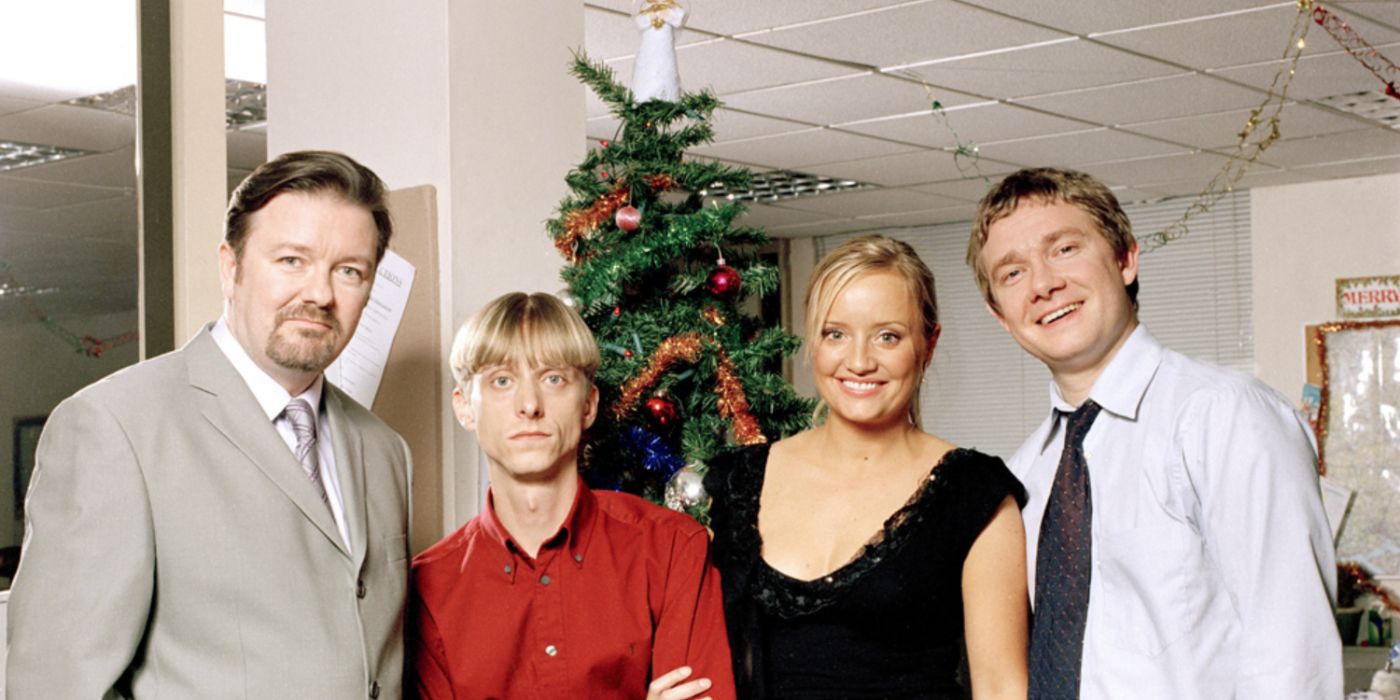 El elenco de Office frente a un árbol de Navidad
