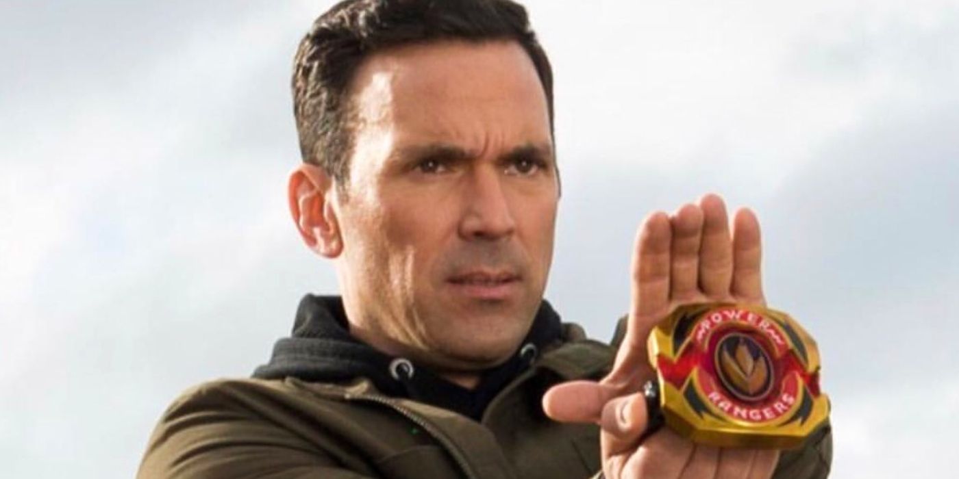 Tommy Oliver in Power Rangers Super Ninja Steel using the Master Morpher