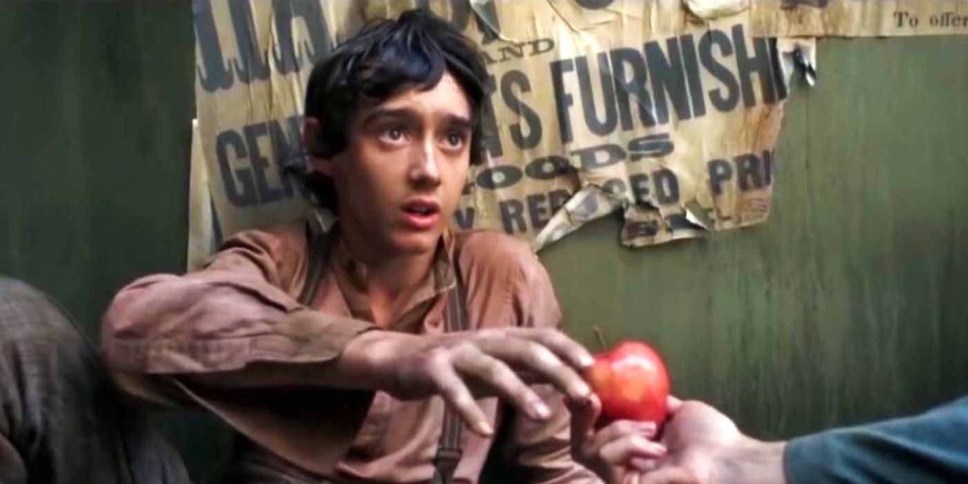 el joven PT Barnum alcanzando una manzana en The Greatest Showman