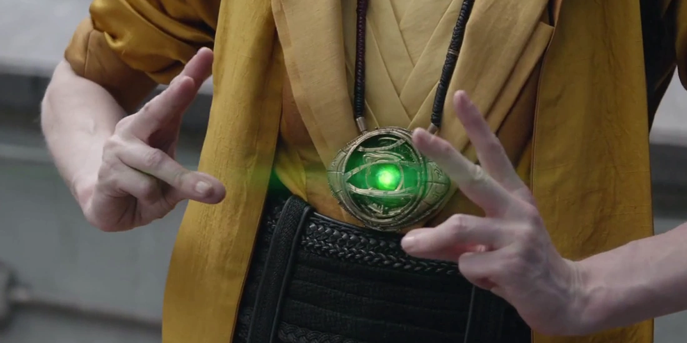 ancião usando o olho de agamotto e a joia do tempo em avengers endgame